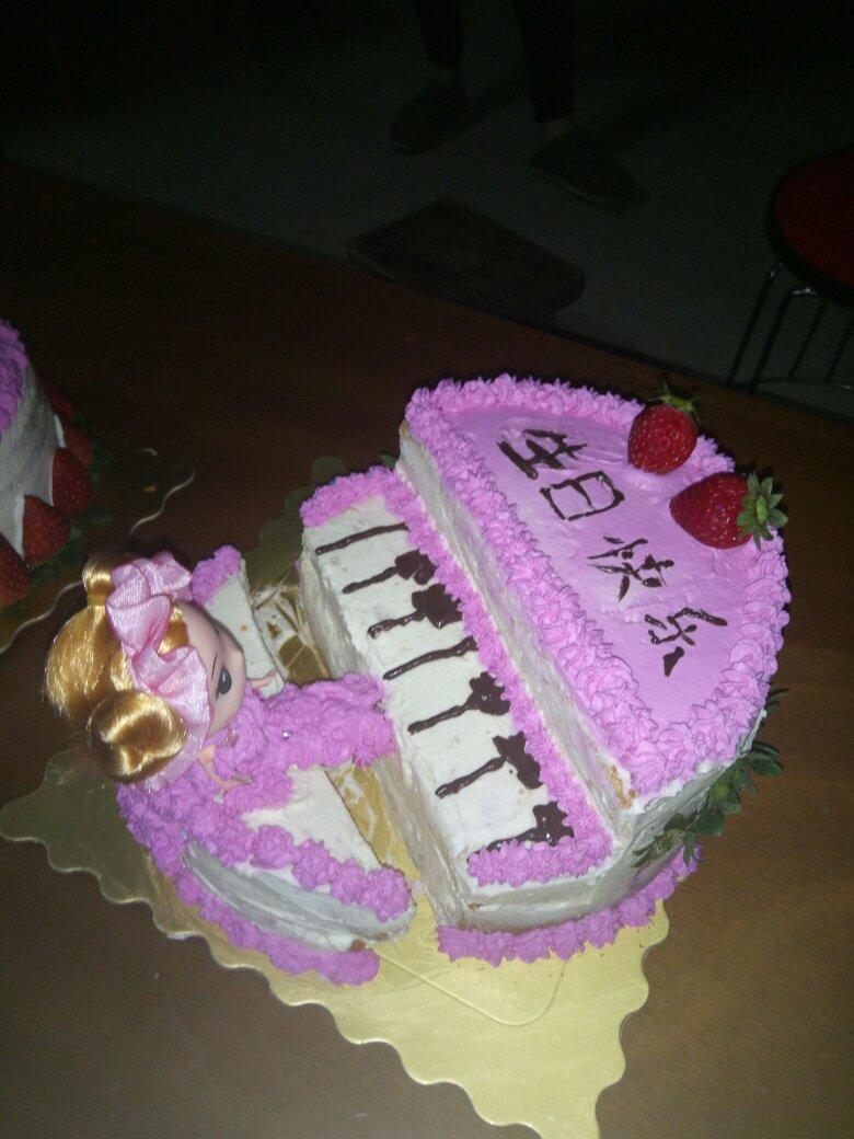 手机用户7979_pa7i做的钢琴女孩蛋糕