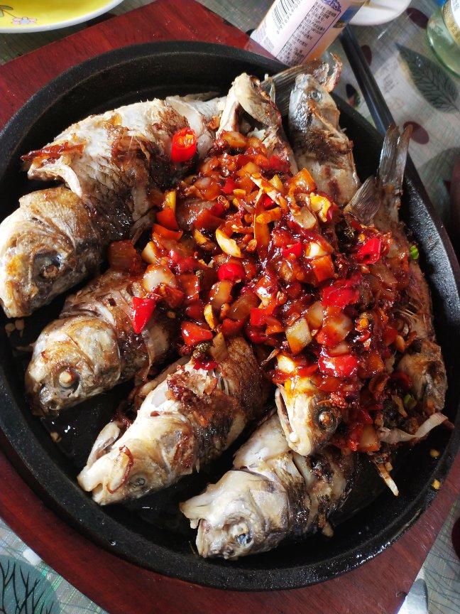 〈干烧鲫鱼〉，贼好吃。欣小厨 😉