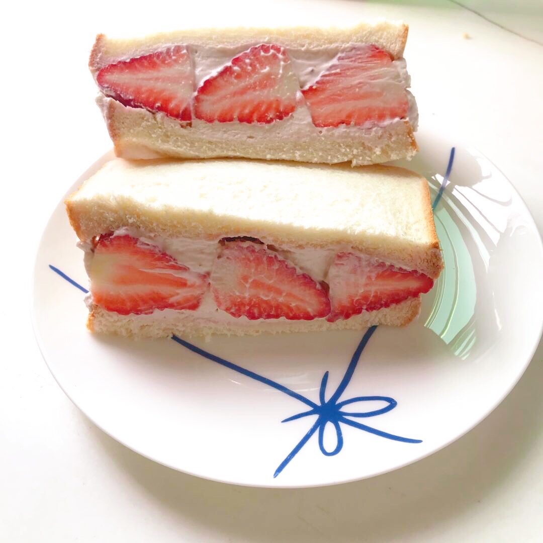 草莓奶油三明治（附如何切出整齐的奶油三明治绝招）