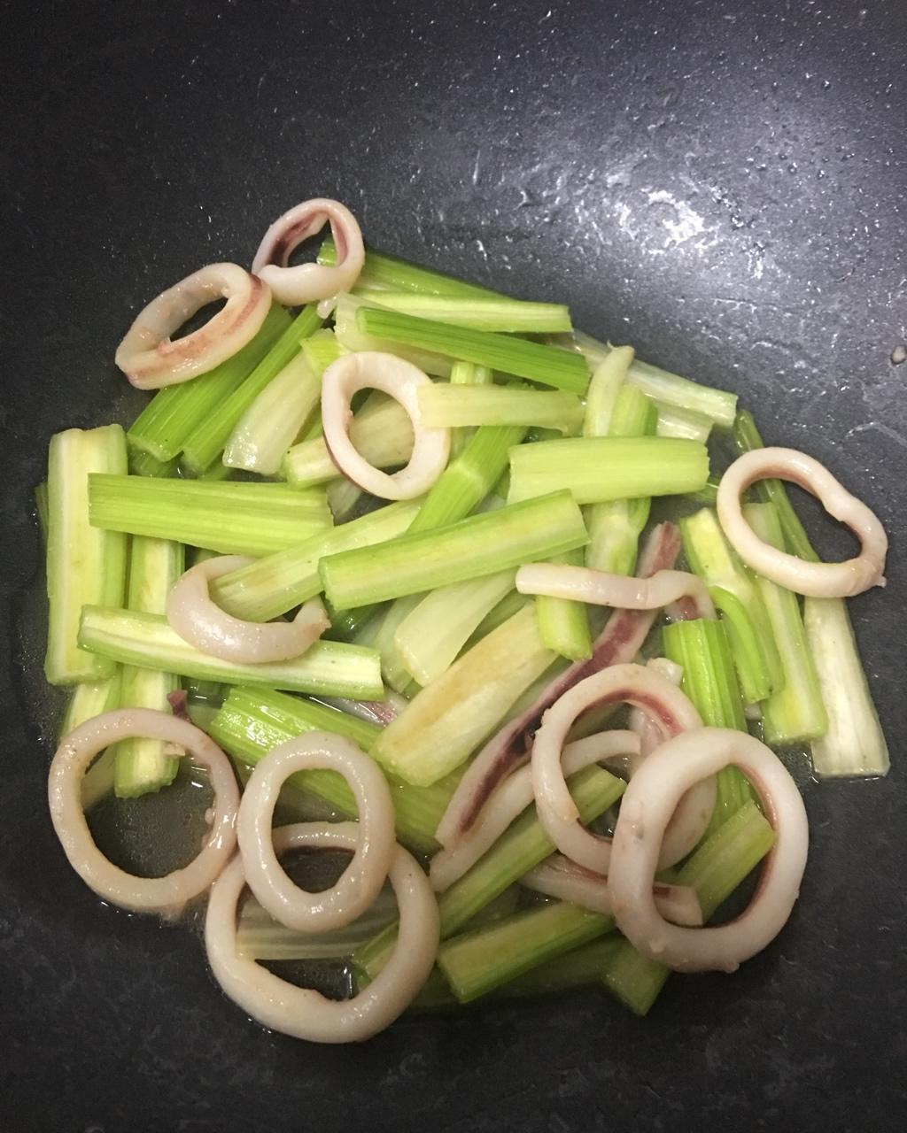西芹炒鱿鱼