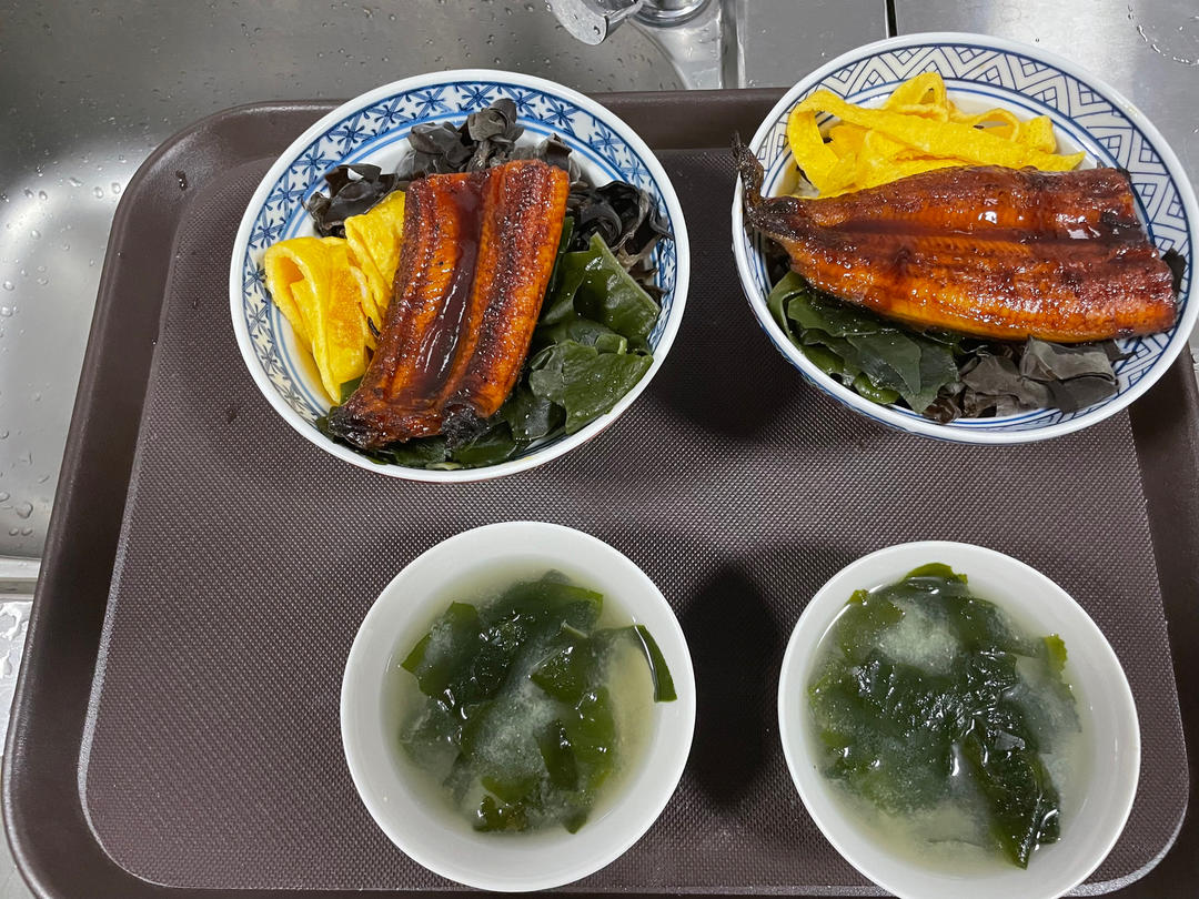 在家也能做鳗鱼饭吃，颜值堪比日料店，还有小盆友的鳗鱼饭团，可可爱爱到没朋友！真香！