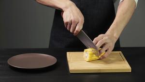玉米马蹄排骨汤 | 爸爸厨房 VOL . 92  玉米 马蹄 排骨 胡萝卜的做法 步骤1