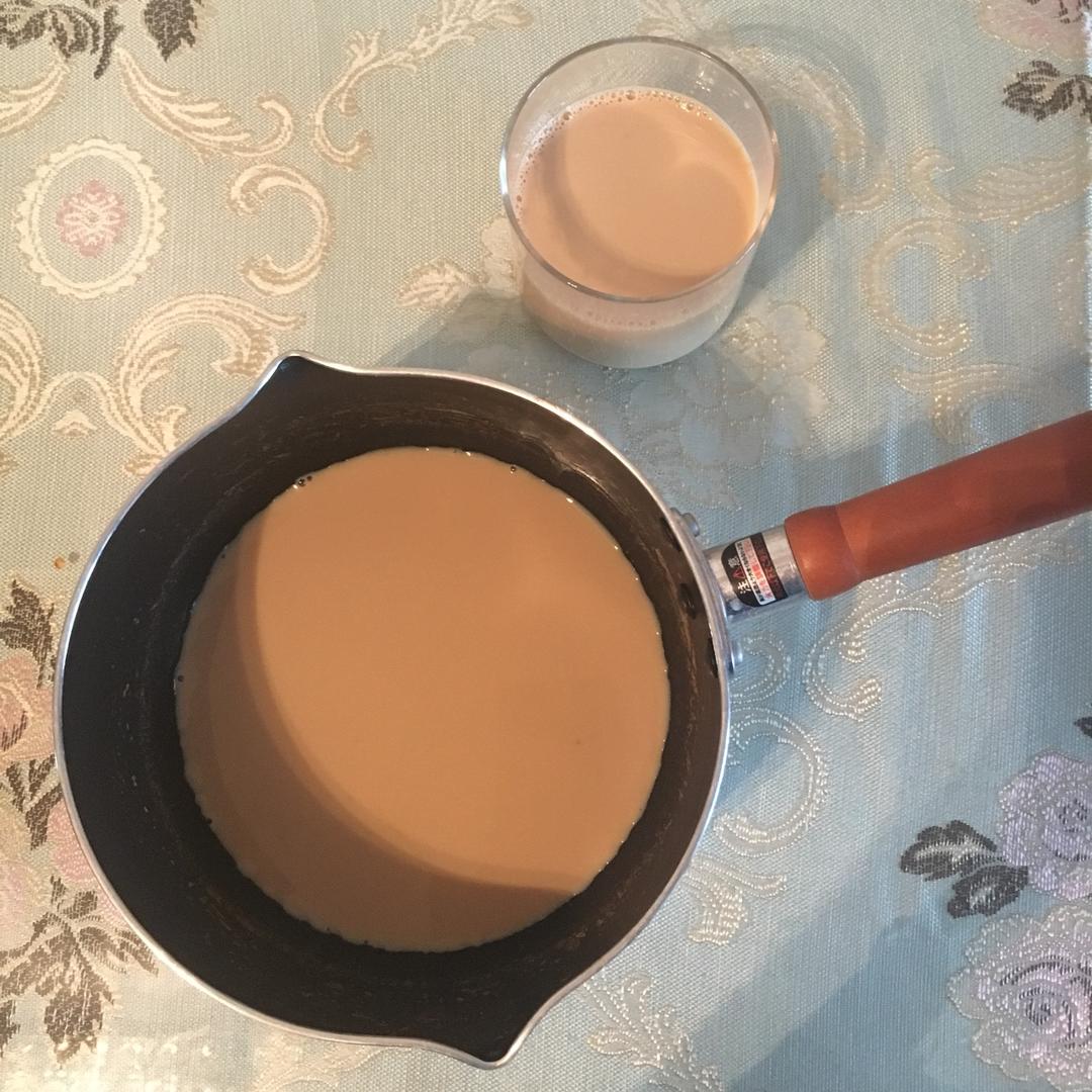 浓浓的锅煮奶茶