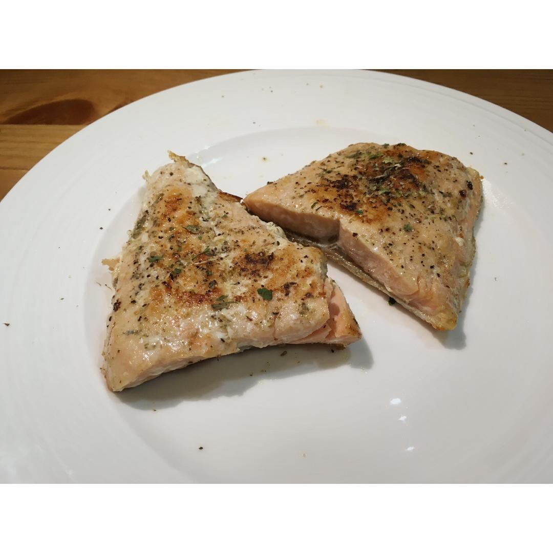 脆皮嫩肉——极致煎三文鱼