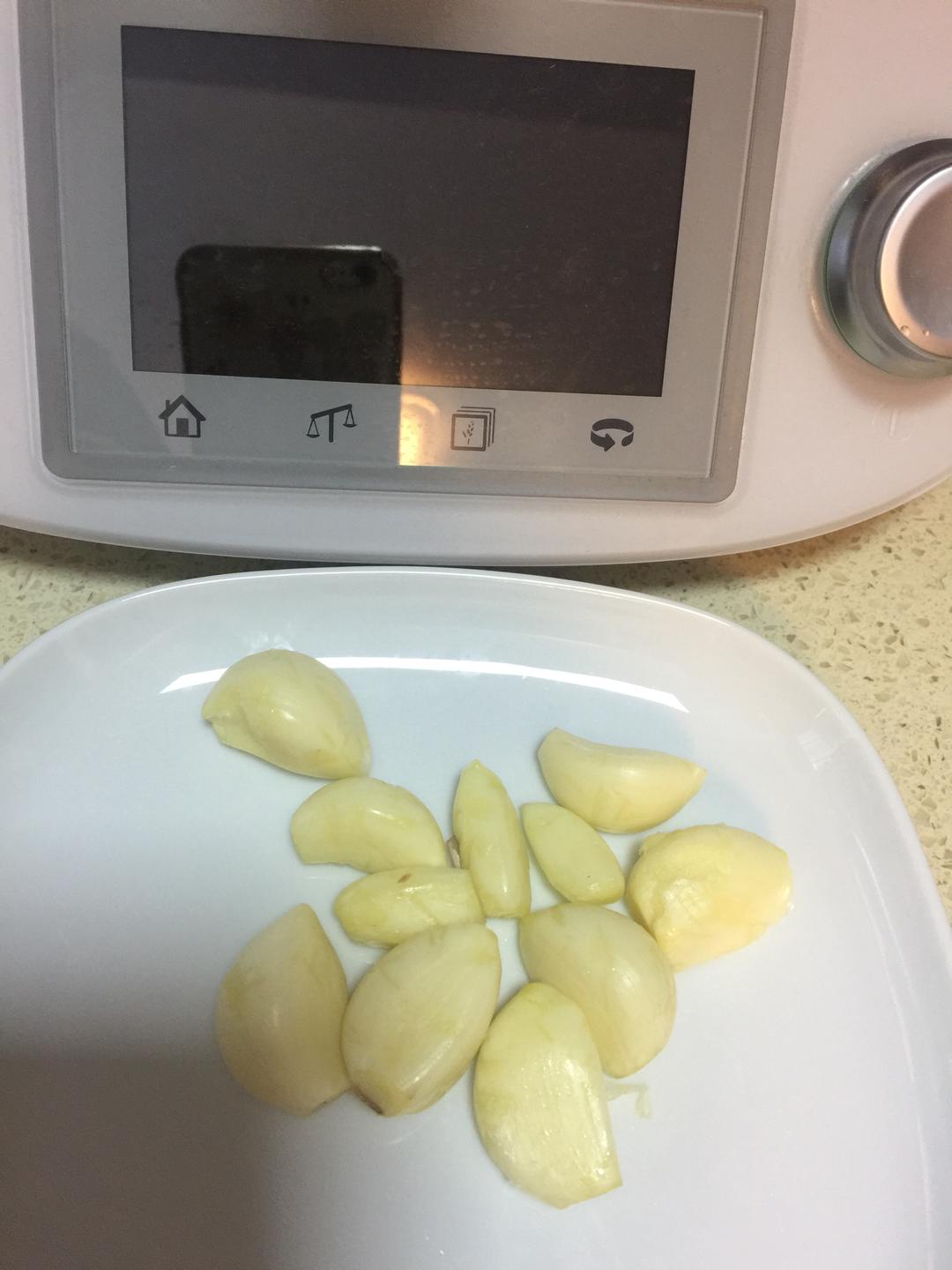 【剥大蒜皮的做法步骤图，剥大蒜皮怎么做好吃】奚晶的小美厨房_下厨房