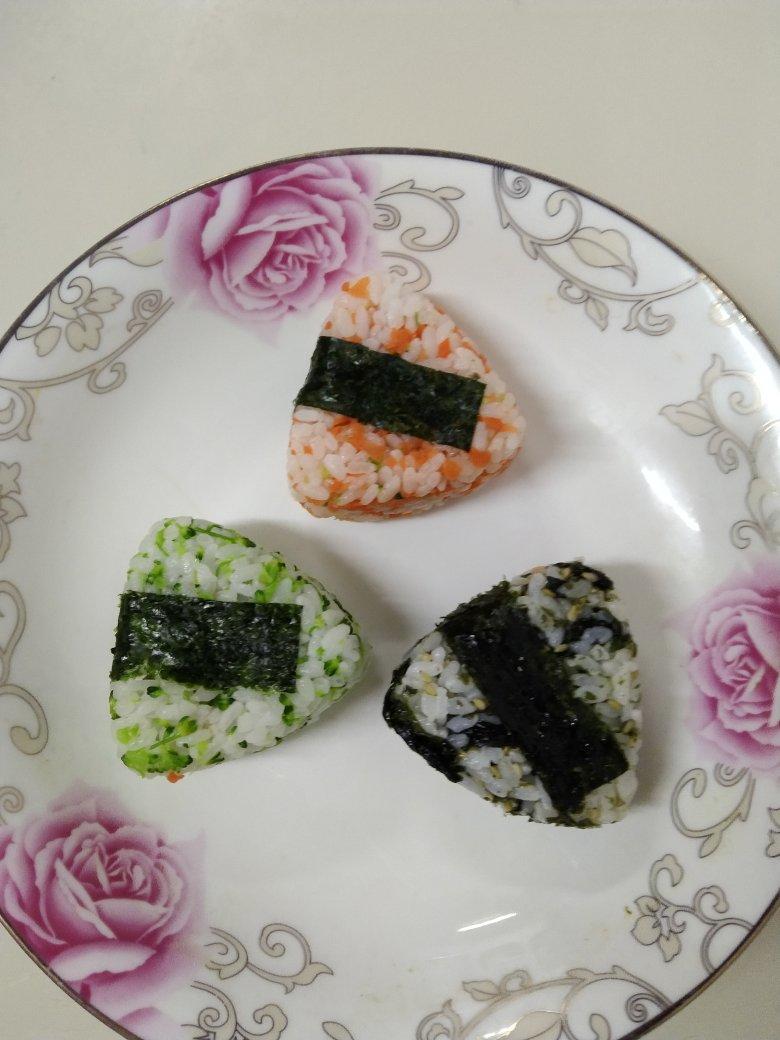 简单的烤肉松三角饭团