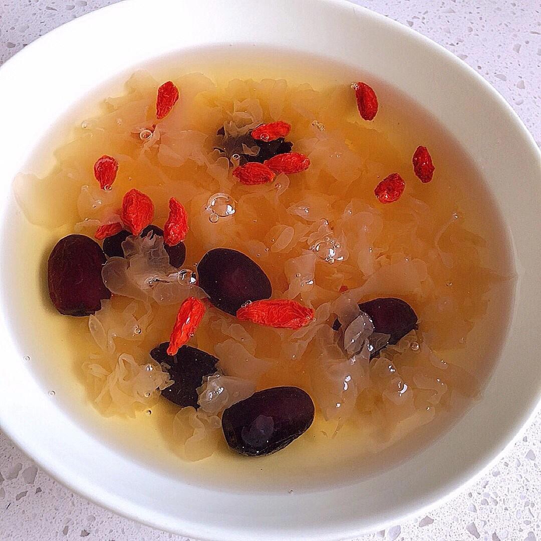 做法简单 滑滑糯糯的银耳红枣雪梨汤