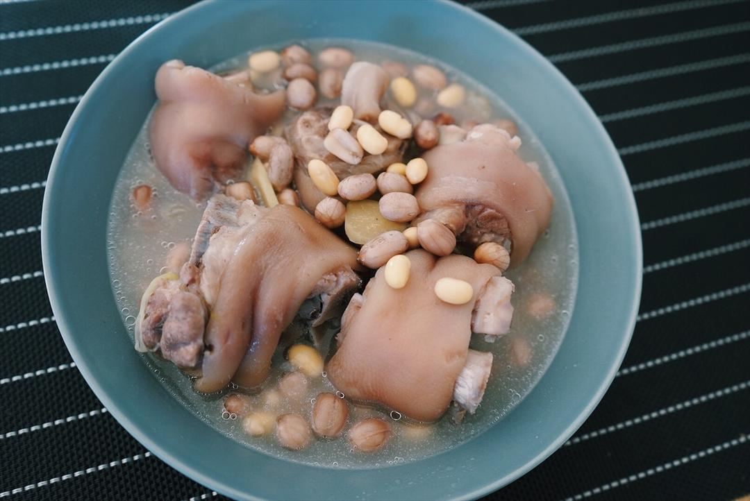 黄豆花生猪脚汤