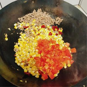 超下饭的贵州西红柿青椒肉沫炒玉米的做法 步骤10