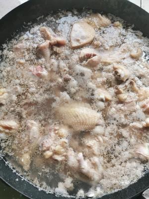 小鸡炖蘑菇一锅两吃法的做法 步骤3