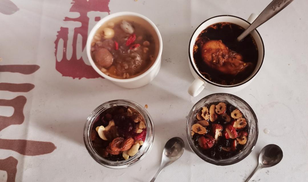 桃胶银耳红枣羹