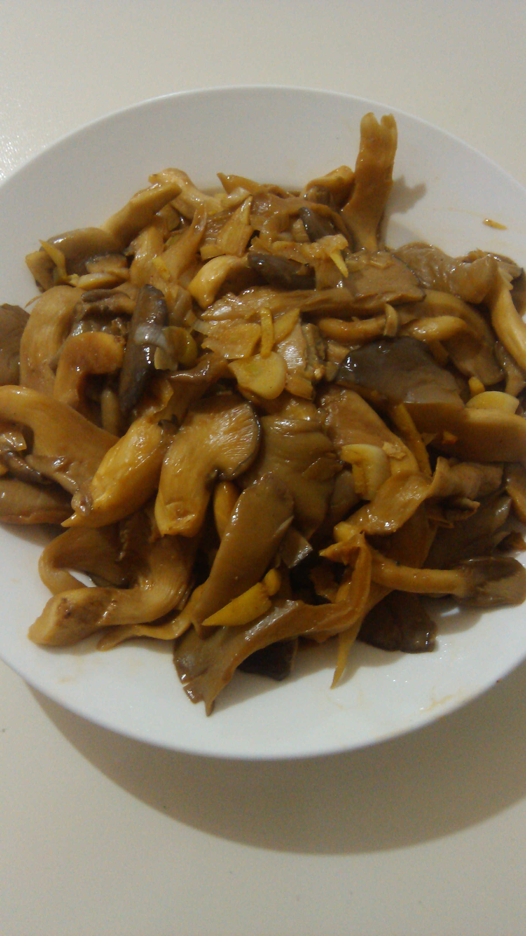 家常菜 烧蘑菇 小米妮儿做的烧蘑菇赞 平菇,葱,姜,蒜,生抽,老抽,黄酒