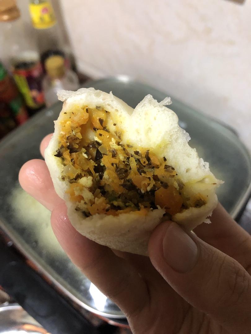 胡萝卜木耳鸡蛋包子