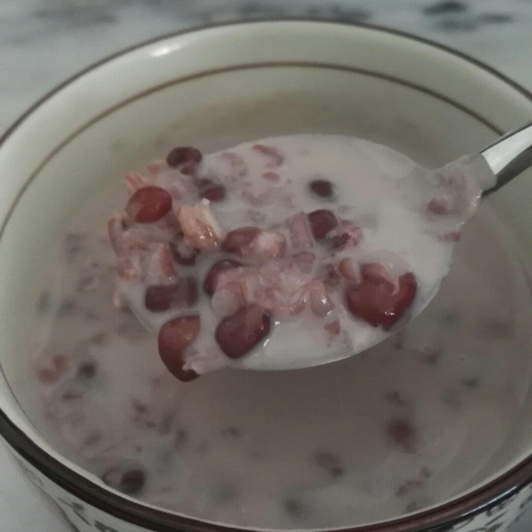 红枣红豆薏仁牛奶粥