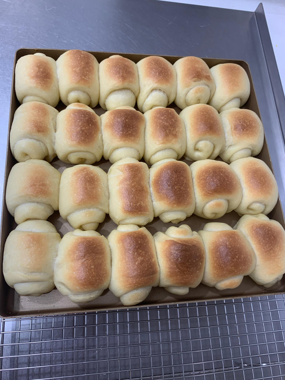 超软淡奶油小面包（餐包），一次发酵柔软拉丝，消耗淡奶油，持久柔软隔天不变硬