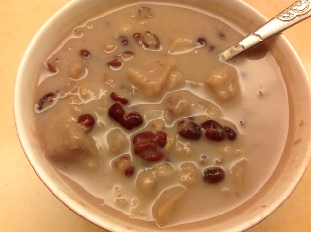 红豆芋头奶香甜汤