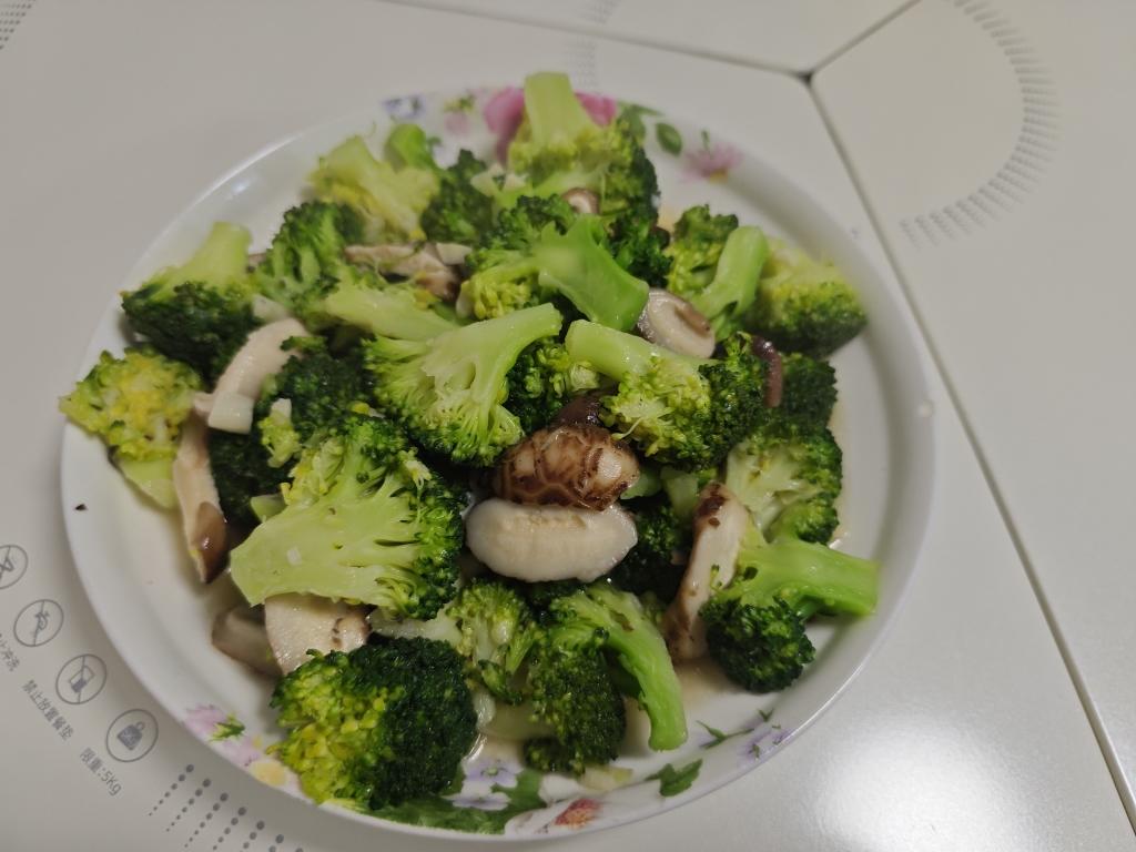低脂好吃的西兰花炒香菇