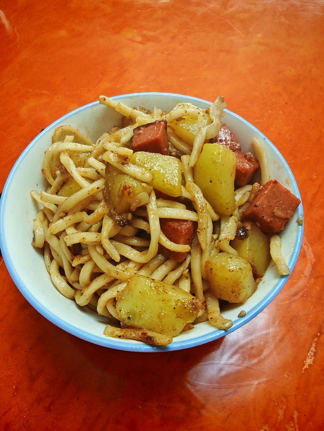 孜然土豆火腿肠拌面