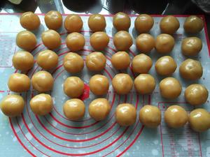 广式月饼——莲蓉蛋黄月饼（63克）的做法 步骤6
