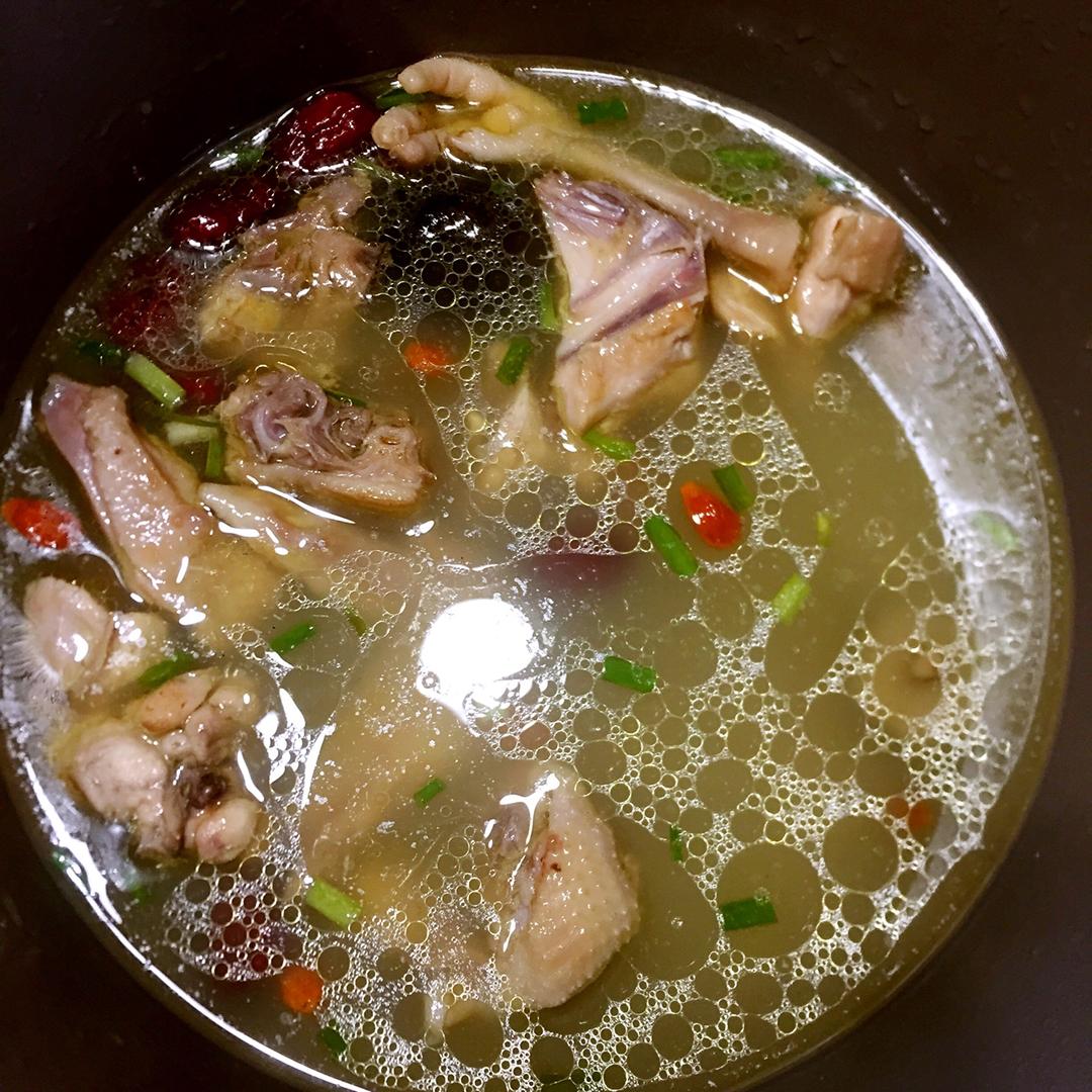 牛牛佳佳的美厨娘做的香菇炖鸡汤