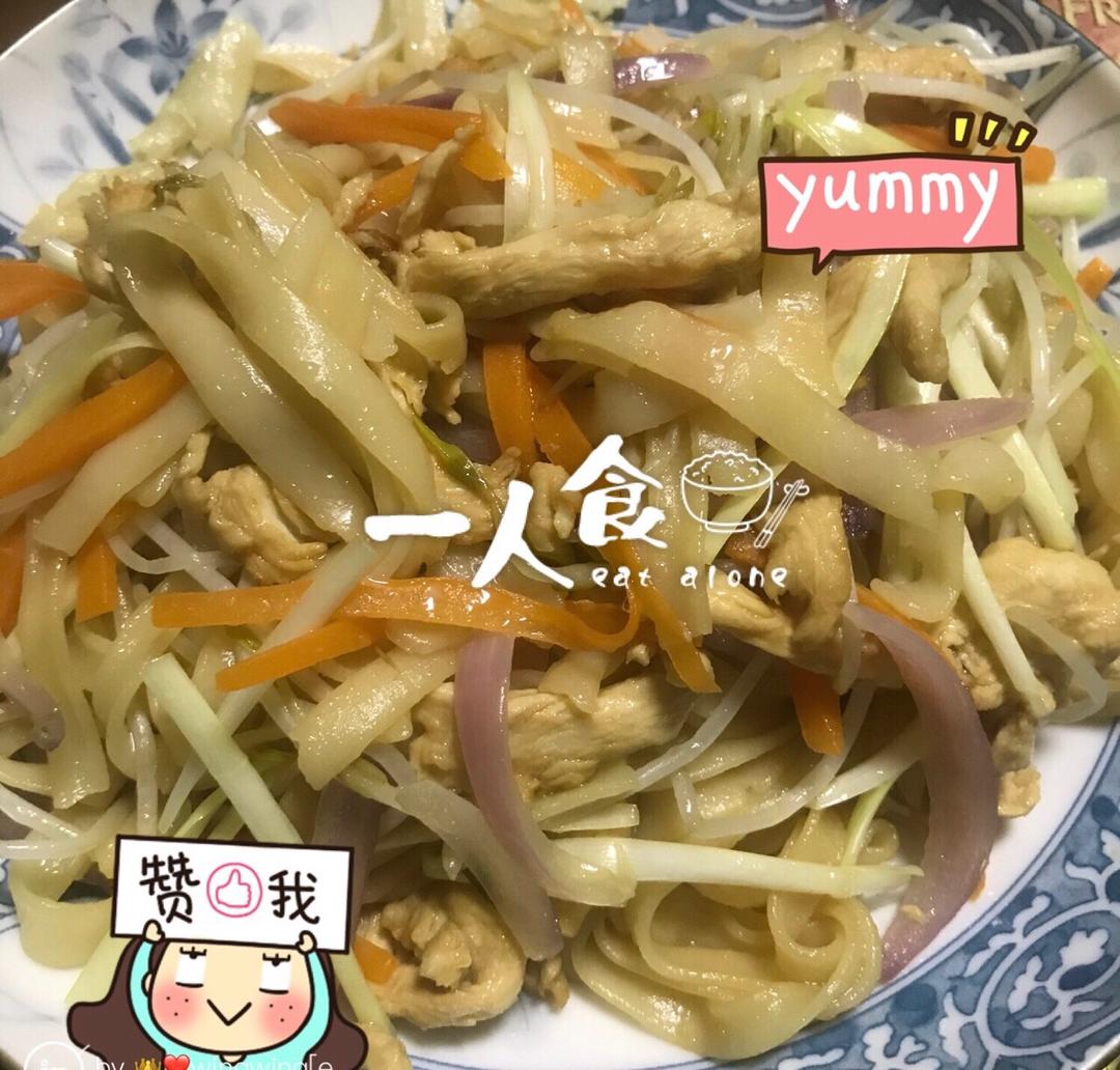 鸡胸肉丝炒河粉的做法