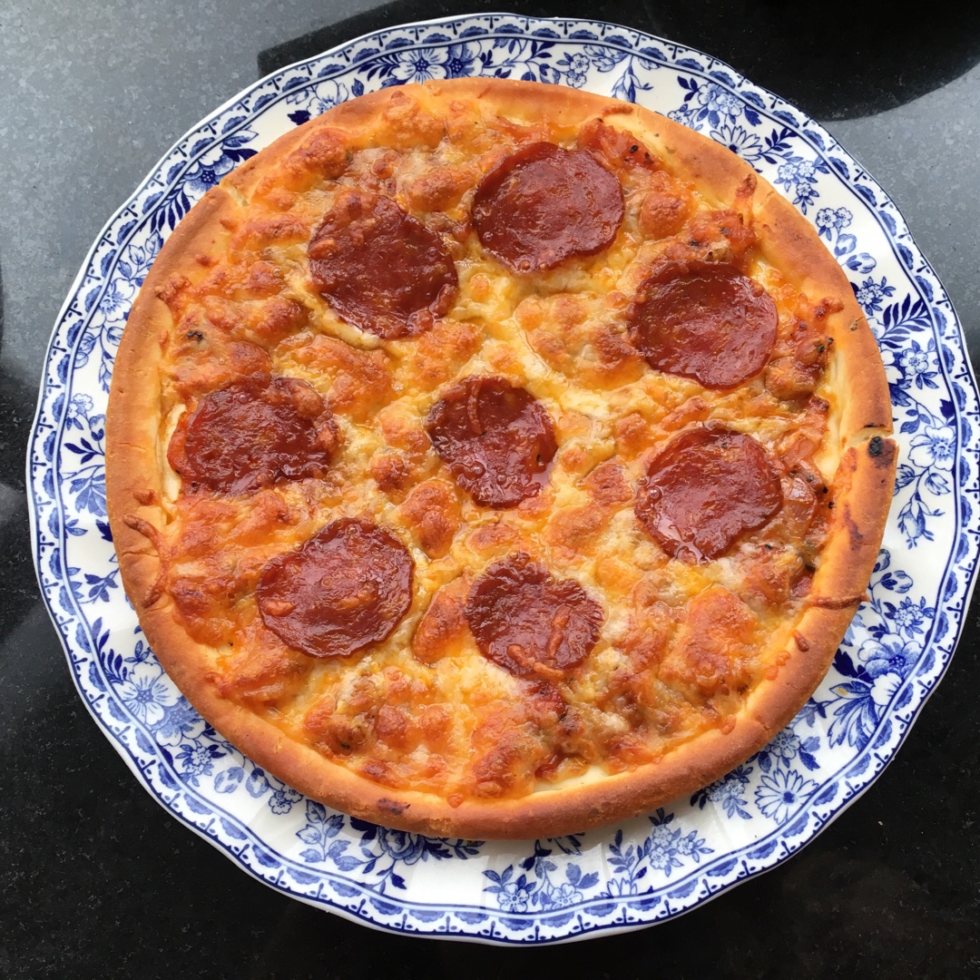 萨拉米薄底披萨 Salami Pizza