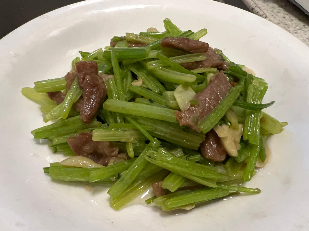 牛肉炒芹菜(不老不柴嫩滑多汁)