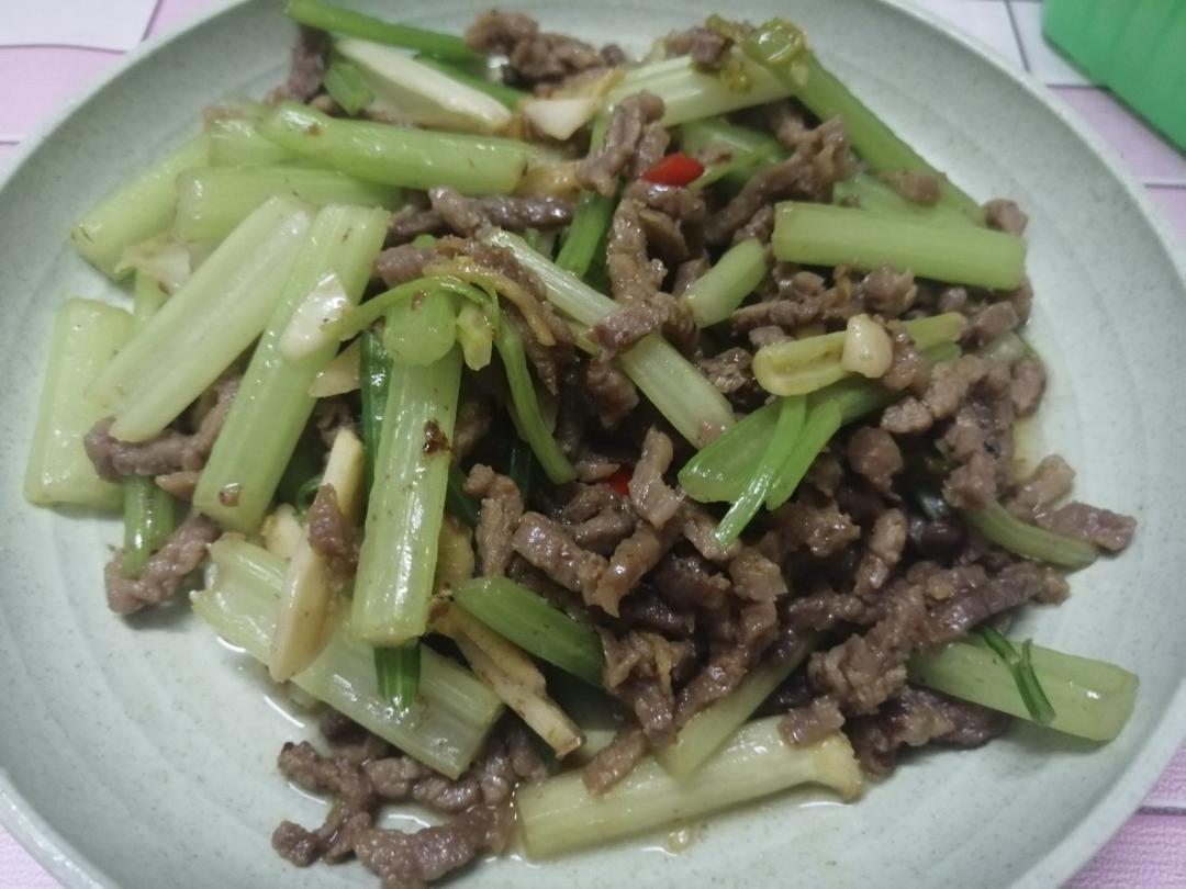 芹菜炒牛肉