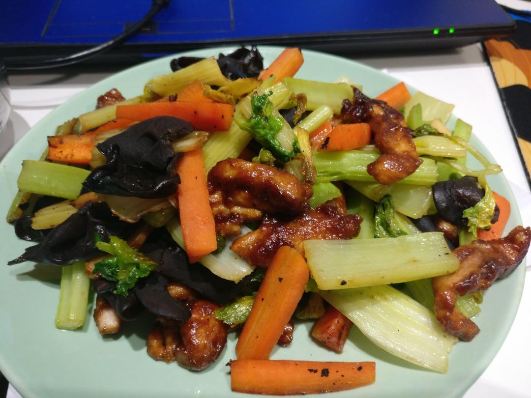 芹菜木耳炒肉丝