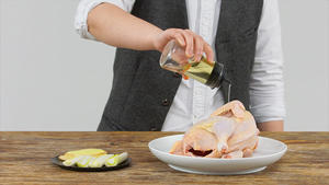 古法盐焗鸡｜美食台的做法 步骤2
