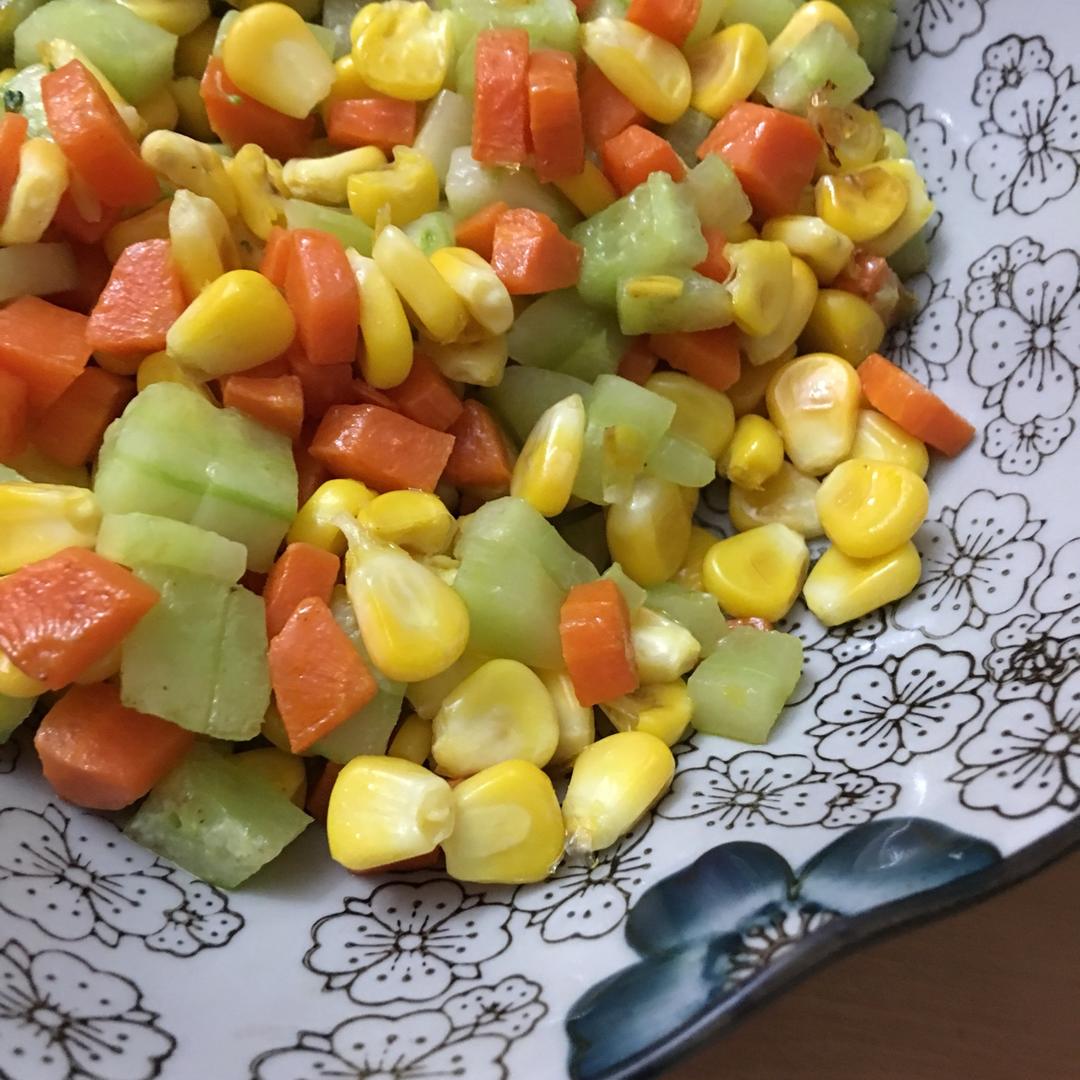 宁致远大妞做的胡萝卜玉米炒黄瓜