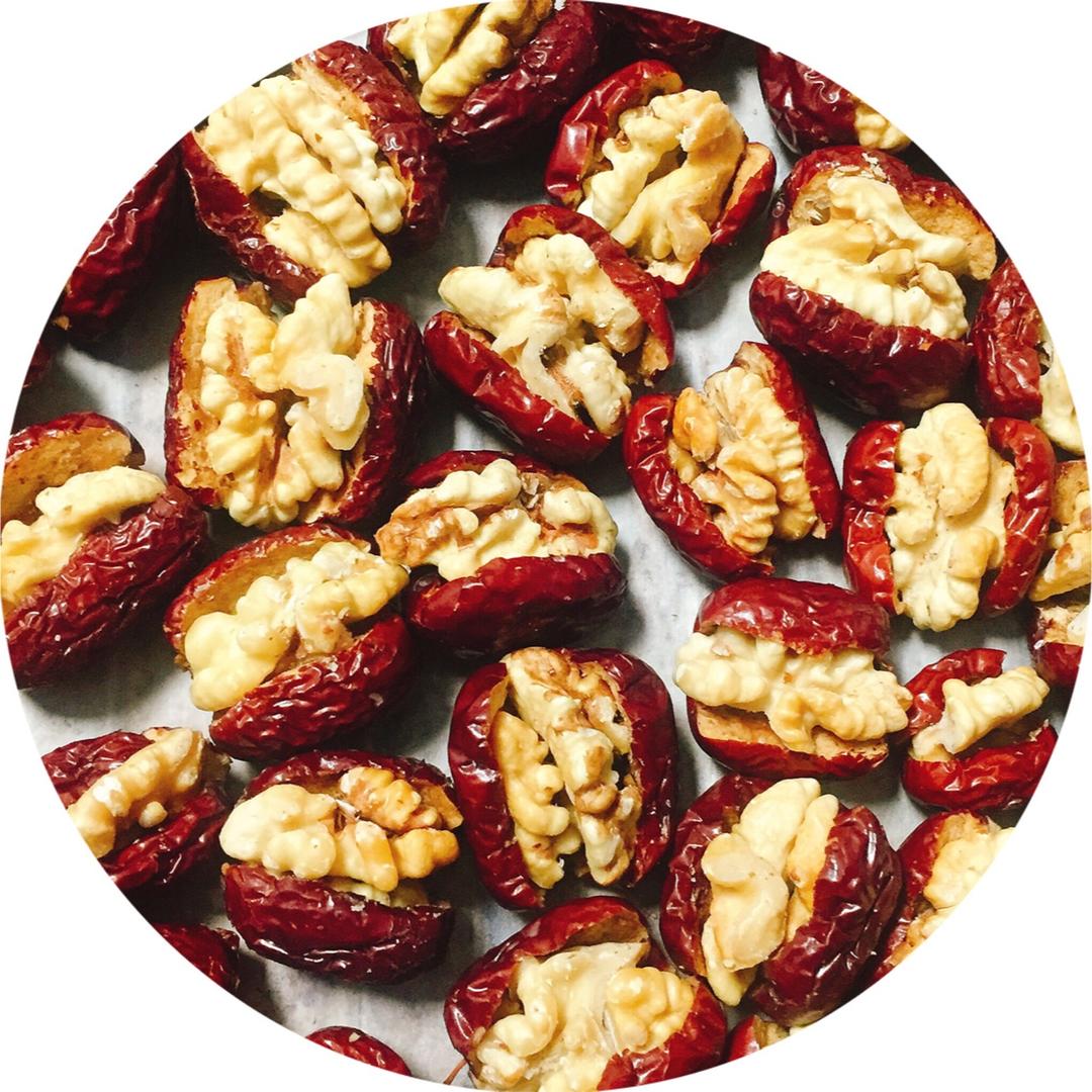 风靡人群的大枣夹核桃