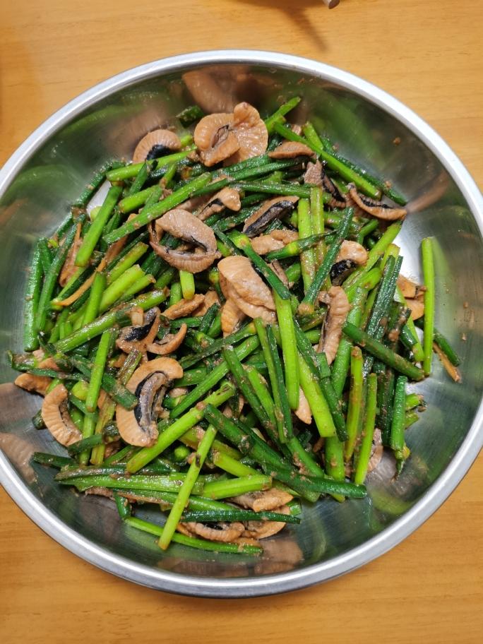 零厨艺家常菜                (洋葱炒鱼肠,蒜芯炒鱼春)的做法 步骤7