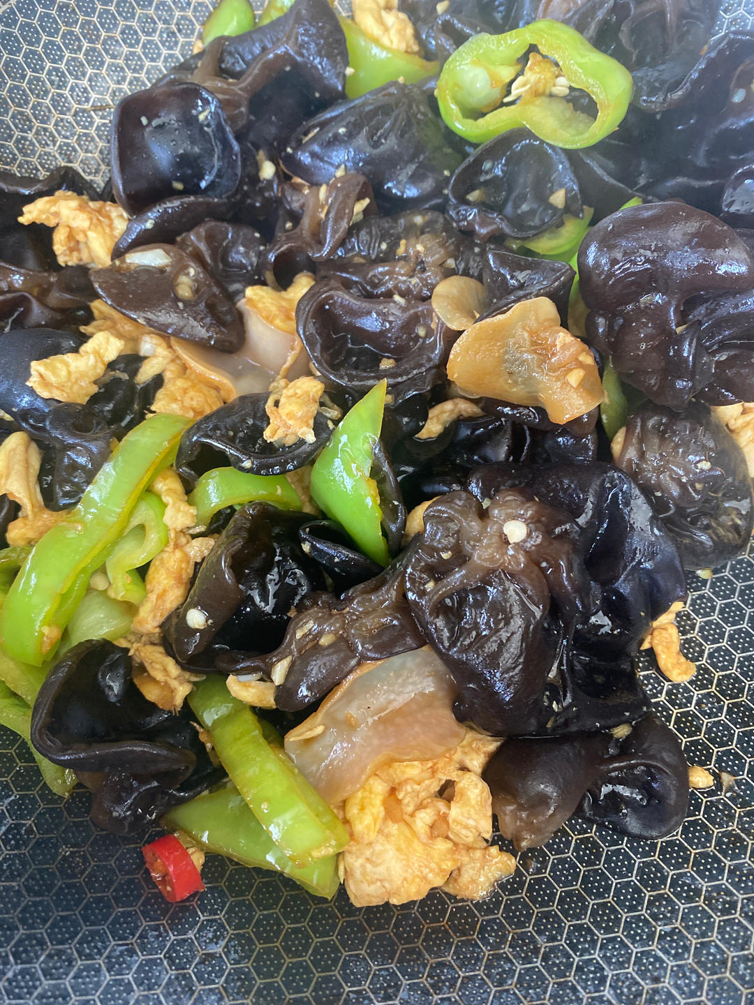 黑木耳青椒炒鸡蛋（营养又下饭）