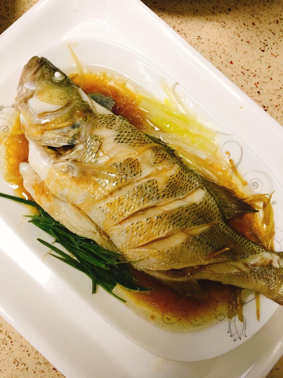 记忆中的a做的超入味清蒸鱼～清蒸鲈鱼桂花鱼(家常独创)