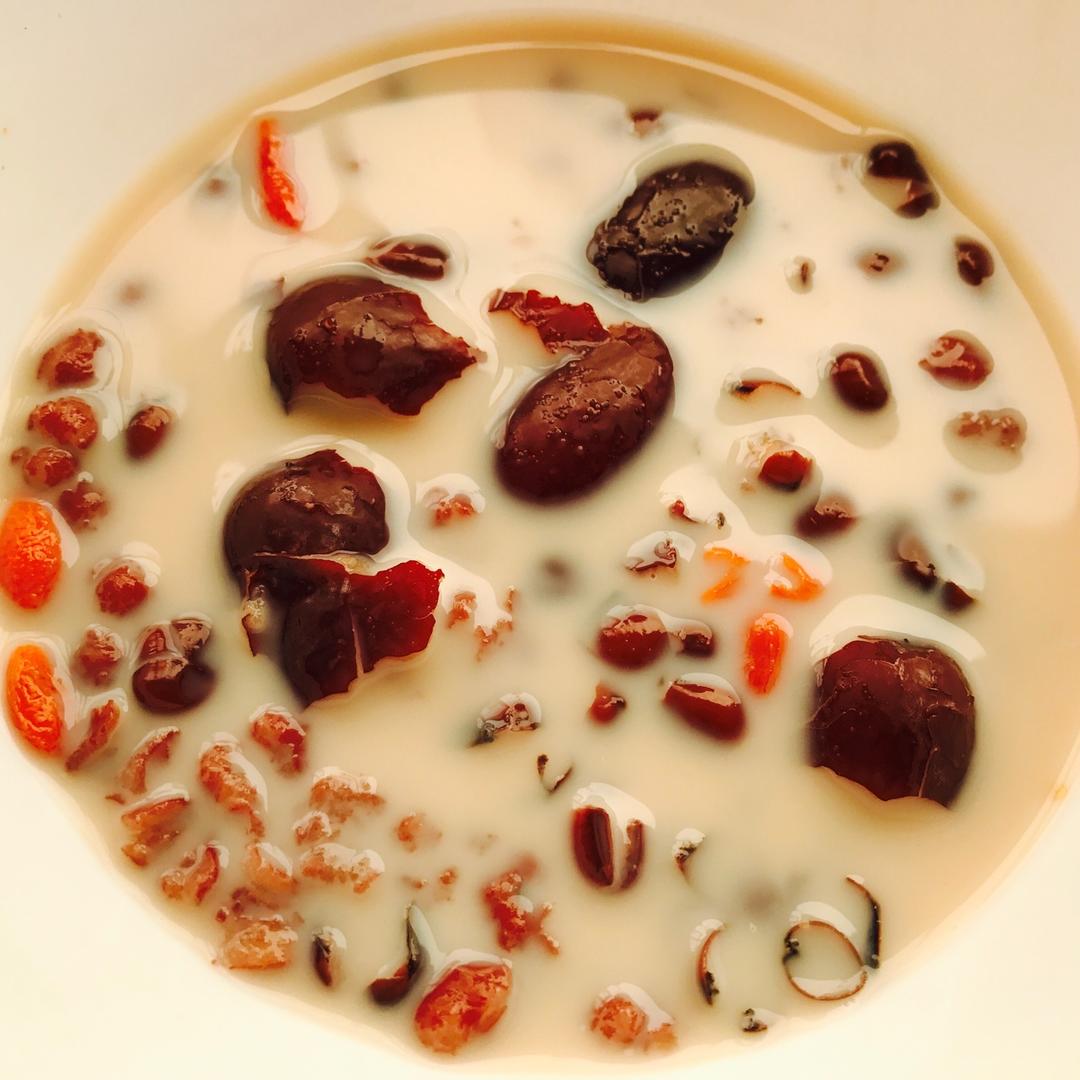 红枣红豆薏仁牛奶粥