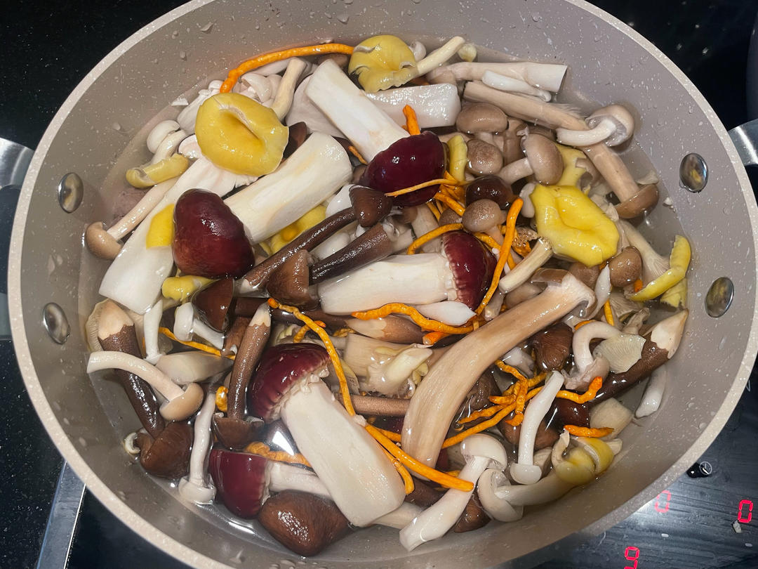 鲜味菌菇汤