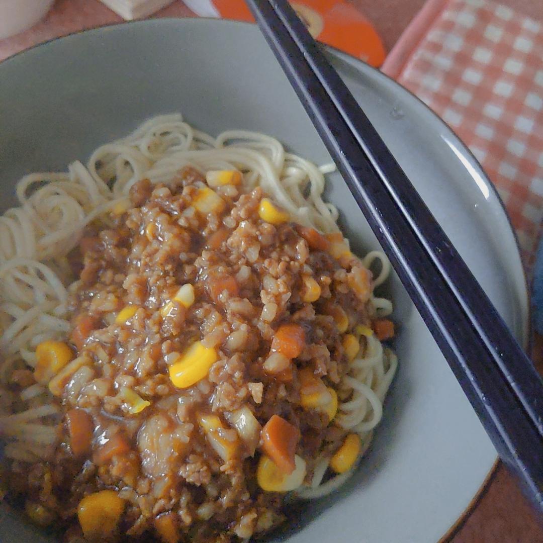 自己乱做做出来的肉酱面