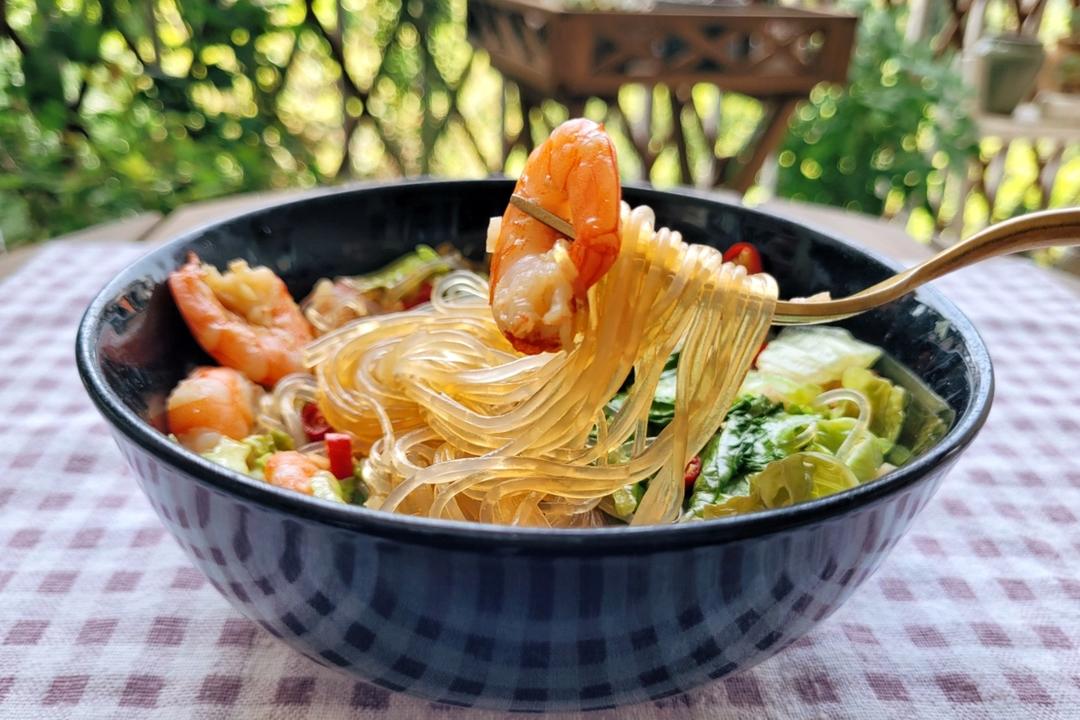 不到200大卡的减肥晚餐 - 无油蒜蓉虾生菜~~