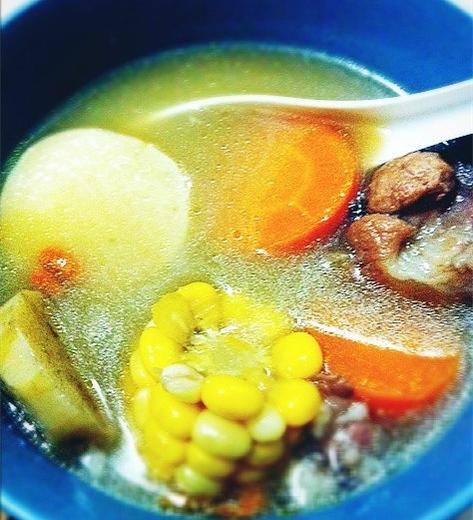 玉米淮山红萝卜猪骨汤的做法