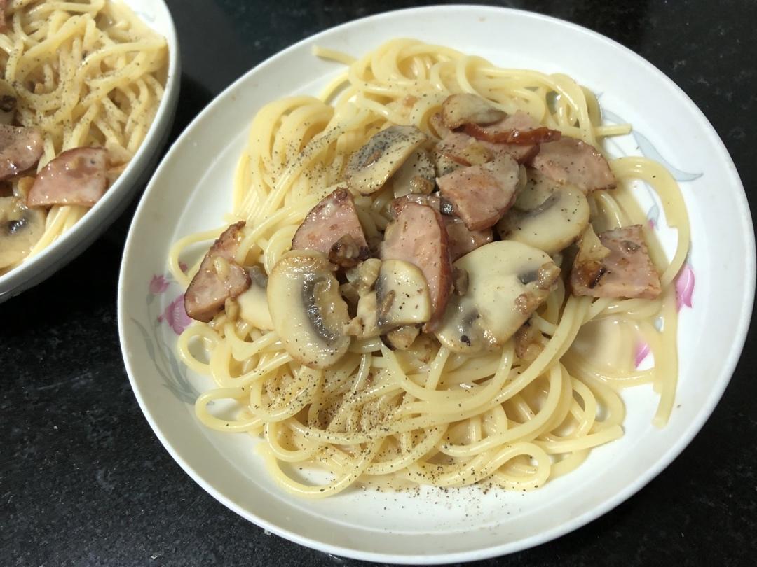 奶油蘑菇培根意面