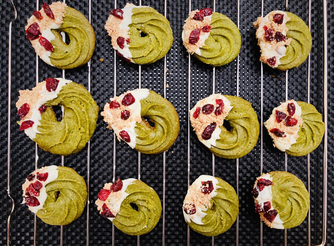 酥到掉渣❗️烤箱必做的美食，抹茶花环曲奇