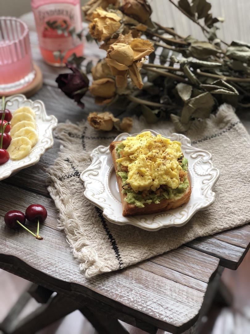 减脂也能吃的牛油果滑蛋吐司