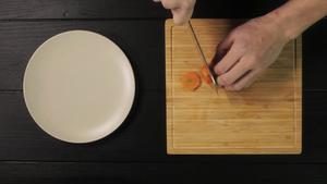 玉米马蹄排骨汤 | 爸爸厨房 VOL . 92  玉米 马蹄 排骨 胡萝卜的做法 步骤2
