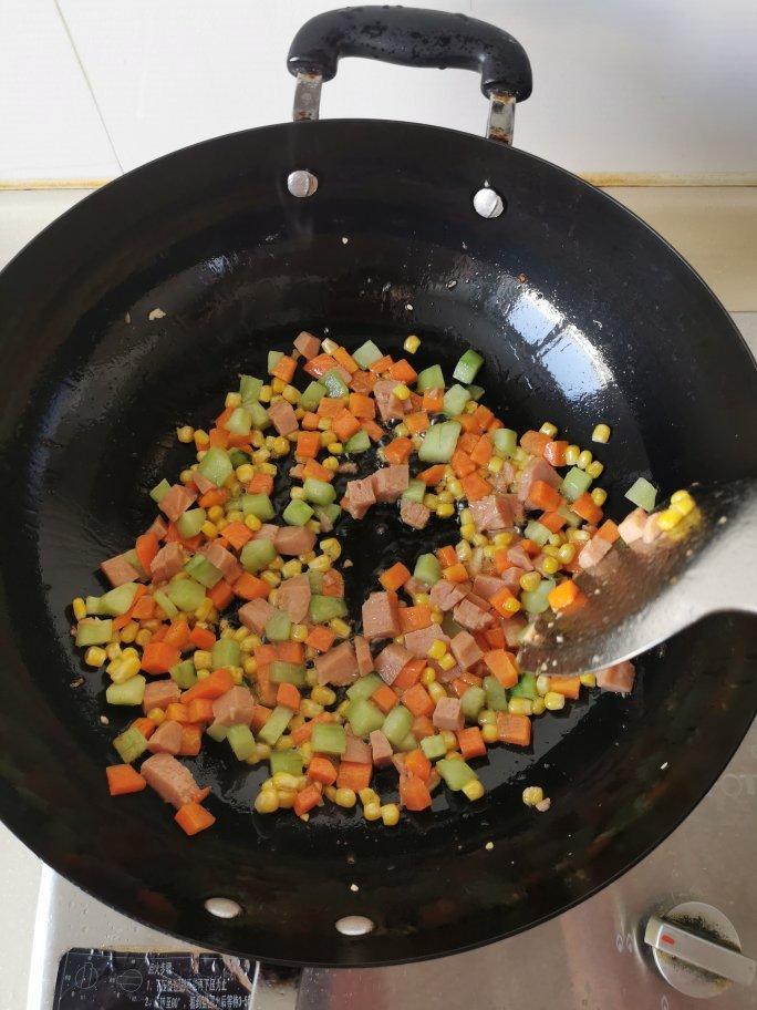玉米胡萝卜火腿鸡蛋炒饭