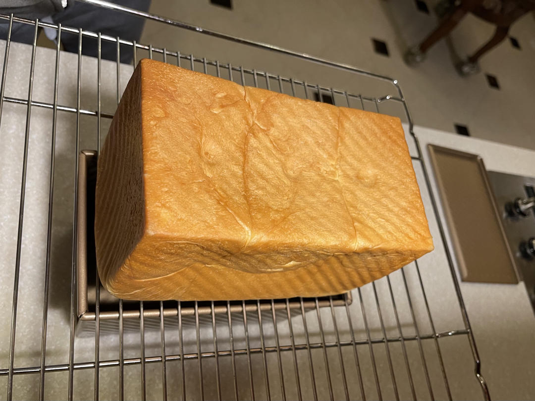 用烤箱自己做面包--手工牛奶吐司面包