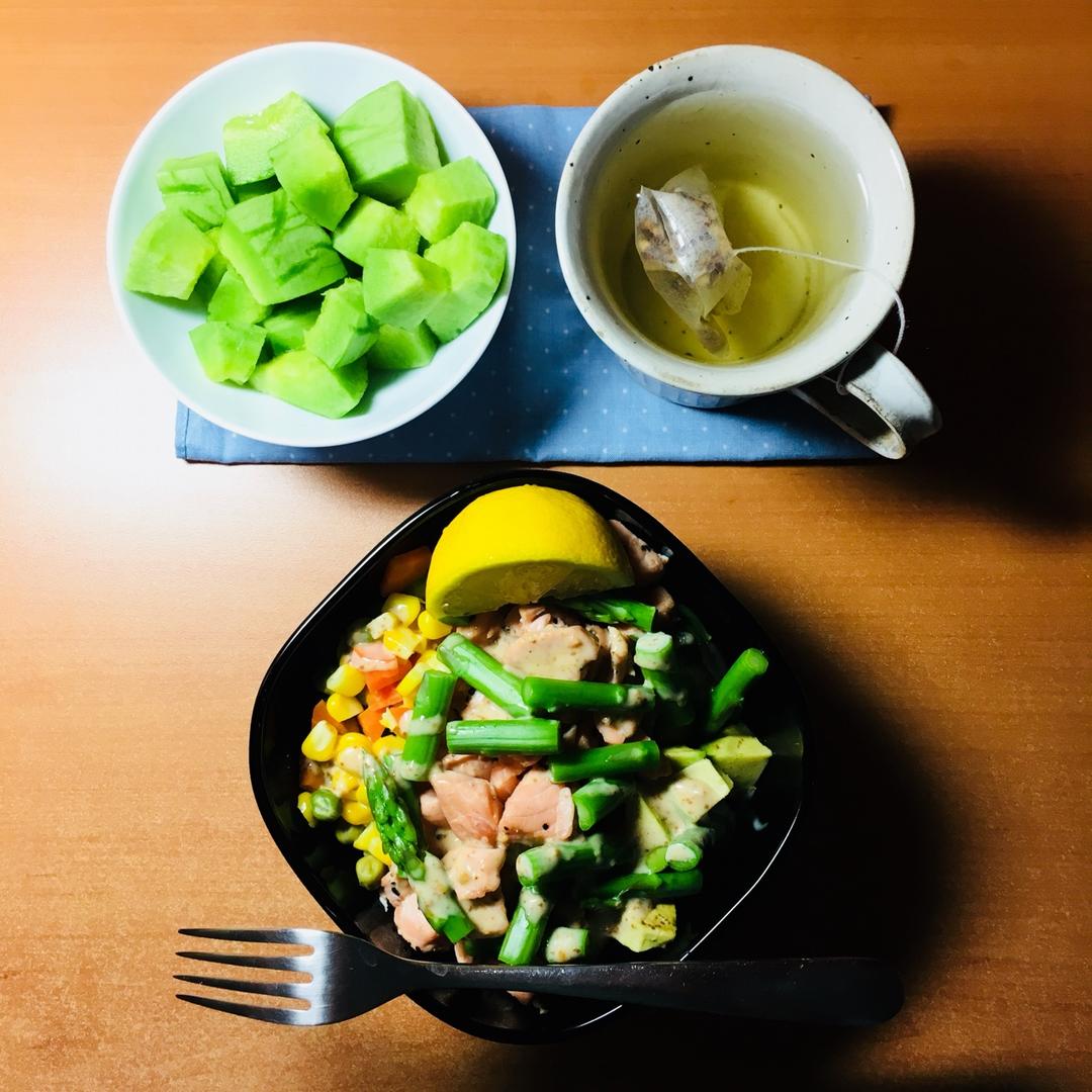 爆好吃的三文鱼牛油果藜麦沙拉