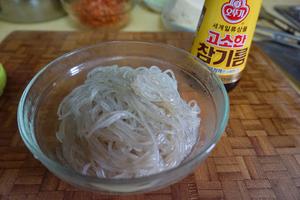 辣白菜饺子年糕汤              (김치떡만둣국)的做法 步骤2