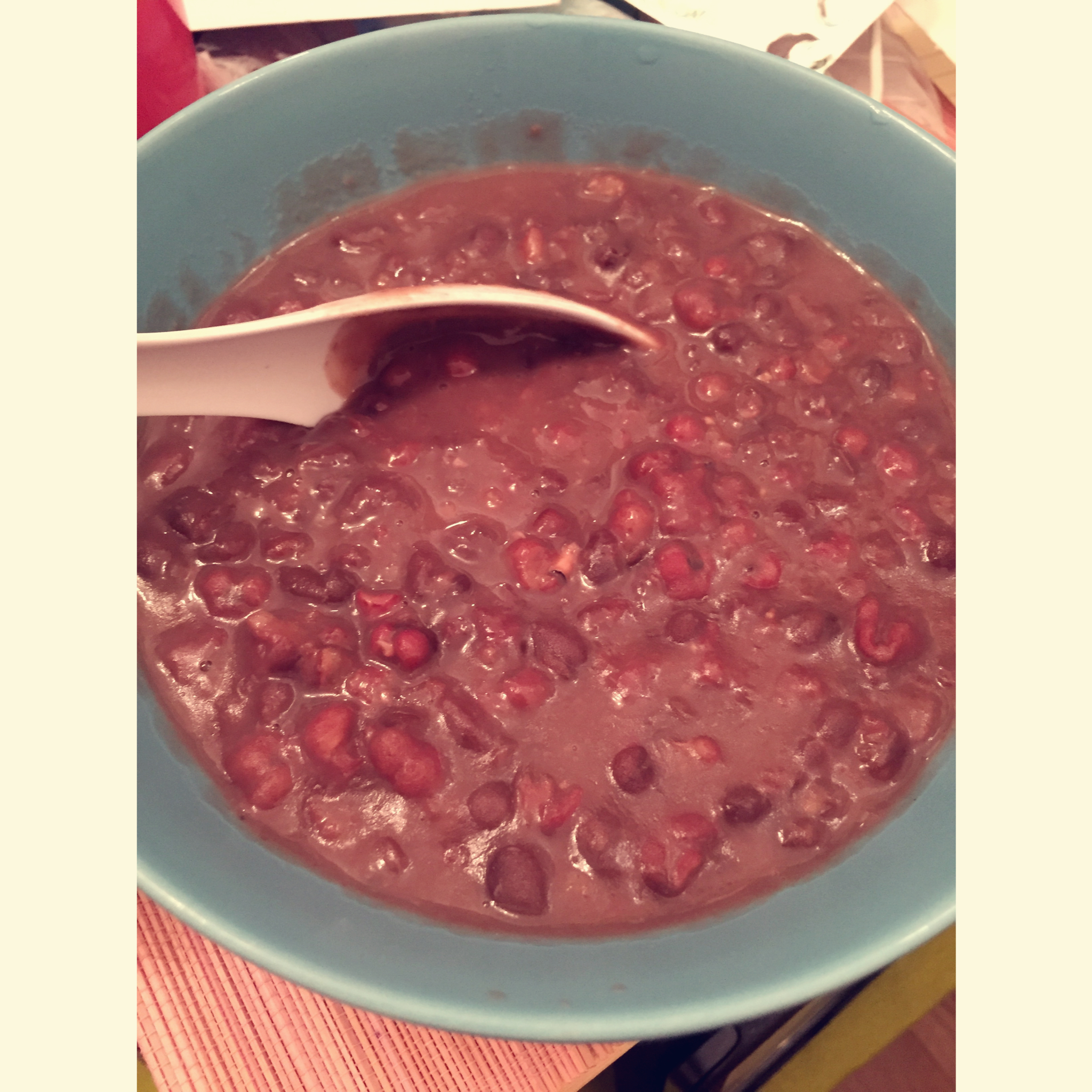 红枣红豆薏仁牛奶粥