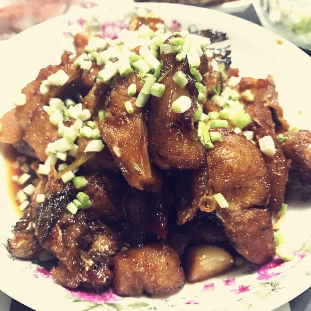 爆鱼。又叫熏鱼。